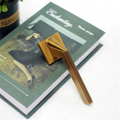 Dörrhandtag i fyrkantigt mässing